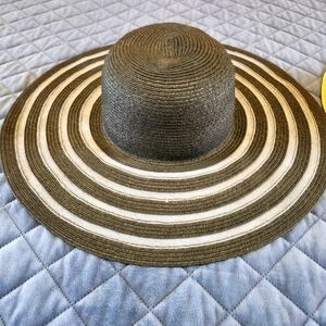 Chic Striped Sun Hat - Black and White